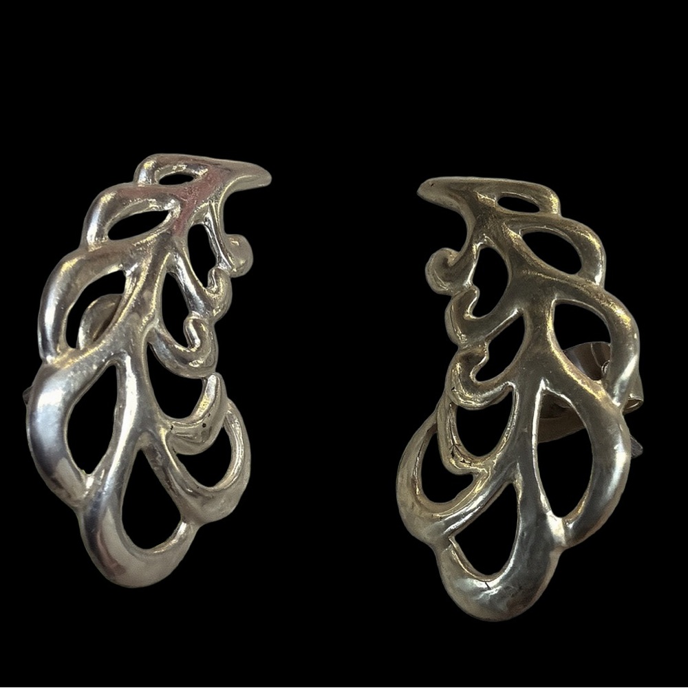 Elegant Leaf Design Silver Earrings